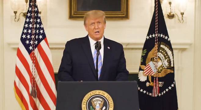 도널드 트럼프 미국 대통령이 7일(현지시간) 트위터에 올린 동영상을 통해 전날 미 의회 의사당에 난입한 시위대들을 비판하면서 “치유와 화해”를 촉구했다. 트위터 화면 갈무리