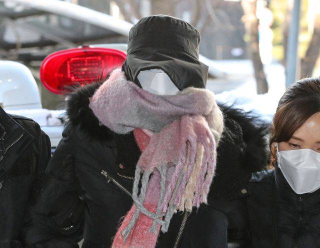 집행유예 기간 중 또 마약 투약 혐의로 경찰 수사를 받은 남양유업 창업주 외손녀 황하나 씨가 7일 오전 서울 마포구 서울서부지법에서 영장실질심사를 받기 위해 출석하고 있다.  연합뉴스