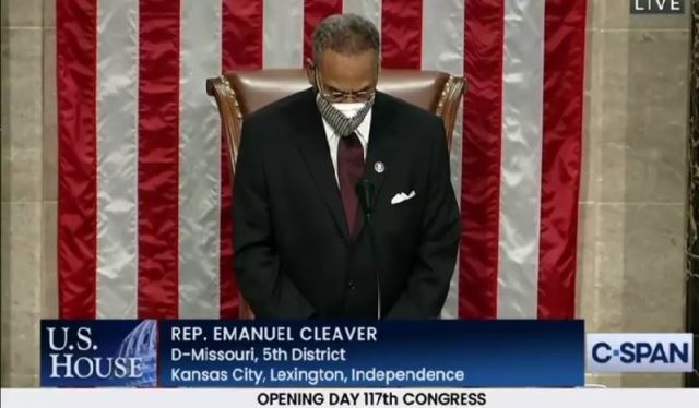 지난 3일 미국 민주당 하원 이매뉴얼 클레버 의원이 의회 시작 기도를 하고 있다.   유튜브 캡처
