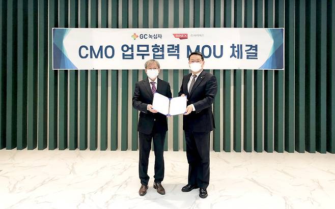 GC녹십자가 지난 8일 충북 청주시 오창공장에서 바이넥스와 CMO 업무협력 MOU를 체결했다. 사진 왼쪽부터 조진섭 바이넥스 CMO 사업실장, 임승호 GC녹십자 부사장. [사진 제공 = GC녹십자]