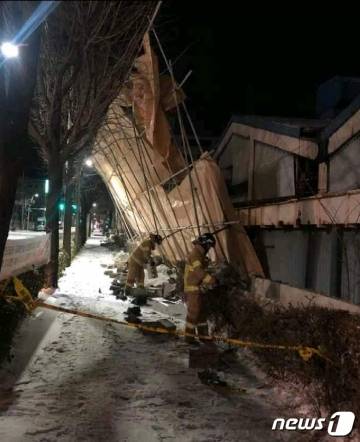 지난 7일 오전 2시19분께 인천시 부평구 청천동 공사현장에서 펜스가 전도돼 신고를 받고 출동한 소방대원들이 안전조치를 하고 있다. /사진=뉴스1