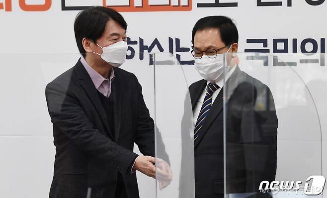 안철수 국민의당 대표가 8일 오후 서울 여의도 국회에서 유영민 신임 대통령 비서실장의 예방을 받고 있다. /사진=뉴스1