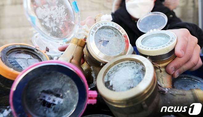 계속된 한파로 가정에 온수가 나오지 않을 수도 있다는 우려가 커지자 대처법에 관심이 커지고 있다. 사진은 동파된 상수도 계량기. /사진=뉴스1