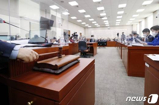 윤호중 위원장이 8일 서울 여의도 국회에서 열린 법제사법위원회 전체회의에서 중대재해에 대한 기업 및 책임자 처벌 등에 관한 법률안(중대재해기업처벌법)을 통과시키고 있다. /사진=뉴스1