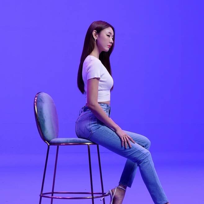 Model Han Hye-jin flaunts Incomparable figureOn January 7, Han Hye-jin posted several photos on his SNS without any comment.Han Hye-jin in the public photo boasted a perfect figure in a white tee and blue jeans.Long stretches of legs and solid body drew an Incomparable Force: Han Hye-jin is sitting in a chair in a straight position and working on filming.
