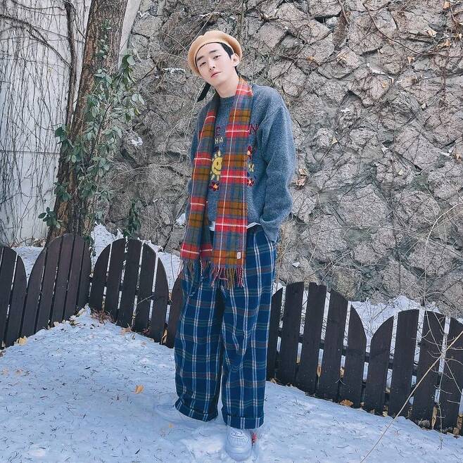 Singer Yoon Ji-sung has unveiled a warm visual.On January 8, Yoon Ji-sung posted a photo on his Instagram with the caption: Snow piled up on the terrace.In the photo, Yoon Ji-sung wore a checkered pants and a shawl to make her attractive.Yoon Ji-sung sniped Fan Heart while building a small Smile while looking chic as he put his hand in his pants pocket.Meanwhile, Yoon Ji-sung released Dong, Hwa (, ) in May 2019.On December 25, Yoon Ji-sung held a 2020 online fan meeting Christmas story.