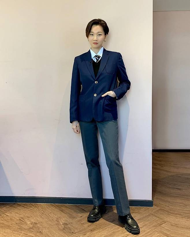 I know I went to school.Jang Yoon-ju predicted JTBC knowing brother.Model Jang Yoon-ju posted a photo on his instagram on January 8 with an article entitled Knowing School Ive been to, Ill see you tomorrow. # Most Appearance # Third #AiBrother.The photo shows Jang Yoon-ju posing nicely in a pants uniform; the top models perfect uniform fit catches the eye.