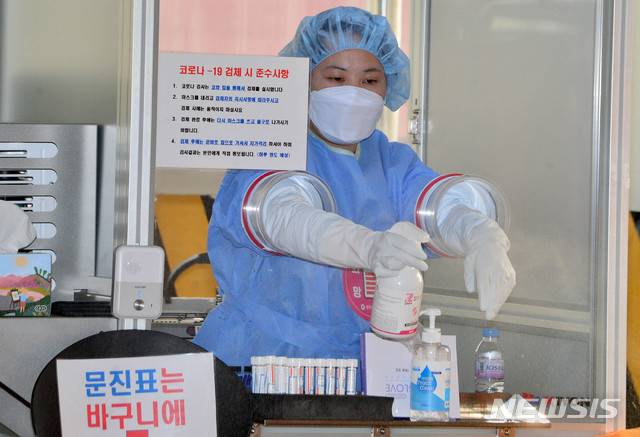 [광주=뉴시스] 변재훈 기자 = 4일 오전 광주 북구 용봉동 선별진료소에서 의료진이 검사대상자의 코로나19 검체를 마친 뒤 주변을 소독하고 있다. 2021.01.04. wisdom21@newsis.com