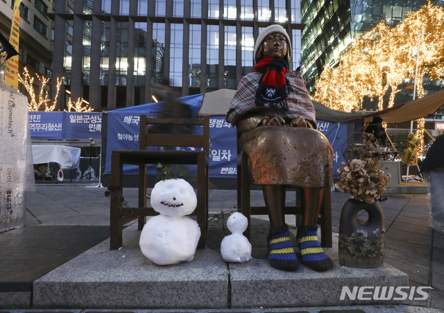 [서울=뉴시스]최진석 기자 = 일본군 위안부 피해자들이 일본 정부를 상대로 한국 법원에 낸 손해배상청구 소송 1심에서 승소하며 일본 정부의 배상 책임이 인정된 8일 서울 종로구 옛 일본대사관 앞 소녀상에 눈사람이 놓여져 있다. 2021.01.08. myjs@newsis.com