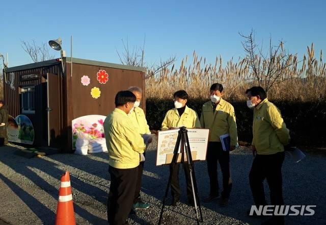 [창원=뉴시스] 홍정명 기자=경남도 이정곤(가운데) 농정국장이 8일 창원시 주남저수지 방역초소를 찾아 방역추진 상황을 점검하고 있다.(사진=경남도 제공) 2021.01.08. photo@newsis.com