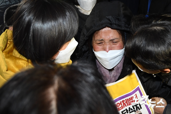 중대재해기업처벌법 통과된 후 고(故) 김용균씨의 어머니 김미숙 김용균재단 이사장과 강은미 정의당 원내대표가 8일 오후 서울 여의도 국회 본관 앞 중대재해기업처벌법제정운동본부 해단식에서 포옹을 하고 있다. 윤창원 기자