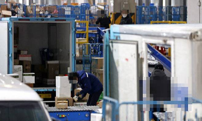 연말인 지난해 12월 24일 오전 서울 송파구 서울동남권물류단지에서 택배 노동자들이 분류 작업을 하고 있다. 사진은 기사 특정 내용과 관련 없음. 연합뉴스