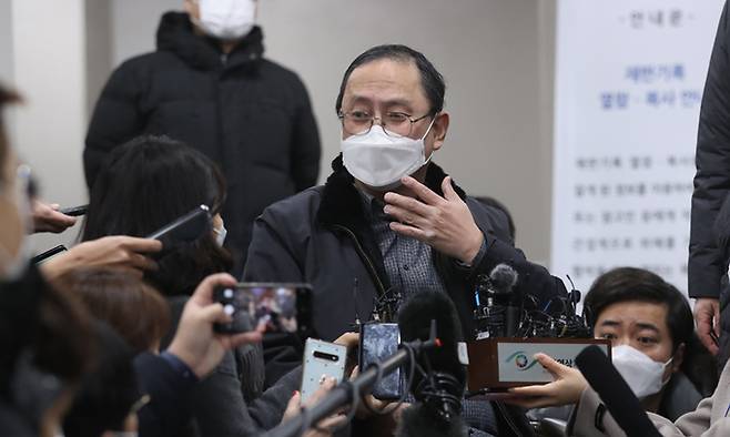 일본군 위안부 피해자들이 일본 정부를 상대로 낸 손해배상 청구 소송에서 처음으로 승소했다. 서울중앙지법은 8일 고(故) 배춘희 할머니 등 위안부 피해자 12명이 일본 정부를 상대로 제기한 손해배상 청구 소송에서 "원고들에게 1인당 1억원을 지급하라"고 원고 승소로 판결했다.이날 할머니 측 소송대리인인 김강원 변호사가 공판을 마친 뒤 취재진 질문에 답하고 있다. 연합뉴스