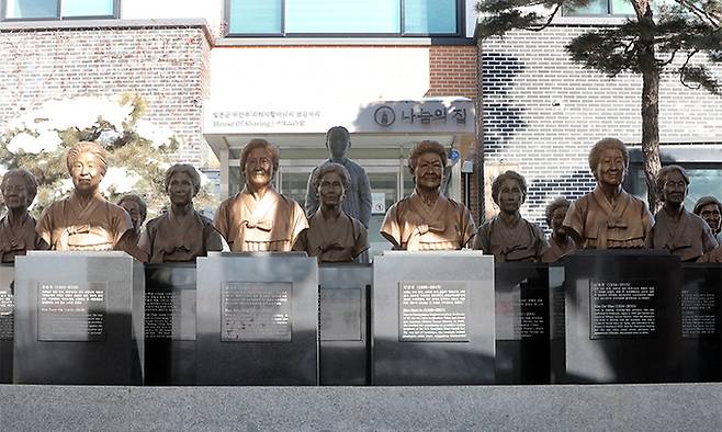 경기도 광주시 퇴촌면 나눔의 집에 세워져 있는 고(故) 배춘희 할머니와 세상을 떠난 할머니들의 흉상. 뉴스1