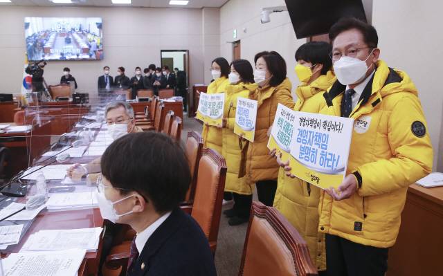 정의당 의원들이 8일 서울 여의도 국회에서 열린 법제사법위원회 전체회의 시작 전 5인 미만 사업장에 대한 중대재해기업처벌법 적용 등을 촉구하고 있다. /연합뉴스