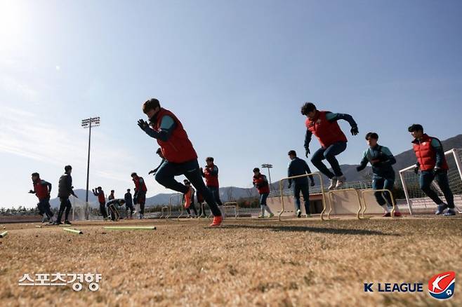 지난해 2월 거제스포츠파크에서 훈련을 하고 있는 강원 FC 선수들.     프로축구연맹 제공