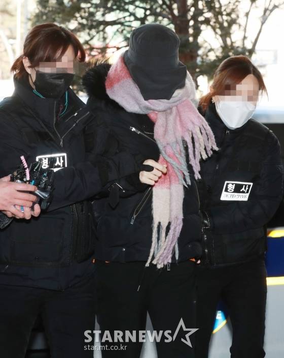 집행유예 기간 중 마약 투약 혐의를 받는 황하나씨가 7일 오전 구속 전 피의자심문을 위해 서울 서부지방법원에 도착해 청사로 들어서고 있다./사진=이동훈 기자