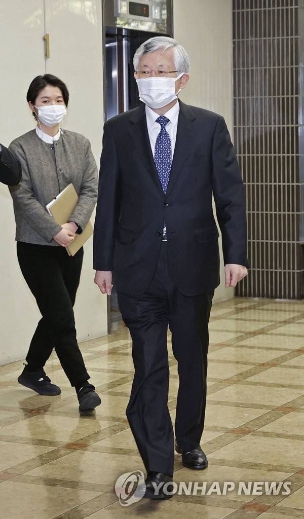 (도쿄 교도=연합뉴스) 일본 외무성은 8일 일본군 위안부 피해자들 일본 정부를 상대로 제기한 손해배상 청구 소송 1심에서 한국 법원이 위자료 배상 판결을 내리자 남관표 주일 한국대사를 외무성으로 불러 항의했다. 사진은 외무성에서 나오는 남 대사.