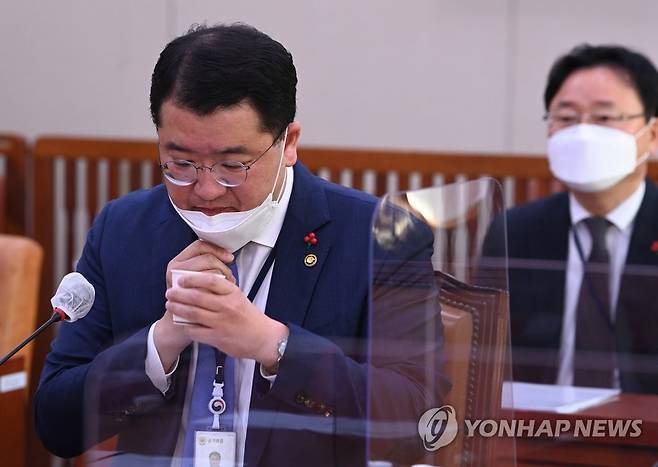 물 마시는 최종건 외교부 1차관 최종건 외교부 1차관이 2021년 1월 6일 오전 국회에서 열린 이란의 "한국케미호" 나포관련 외교통일위원회 긴급간담회에 참석, 물을 마시고 있다. [연합뉴스 자료사진]