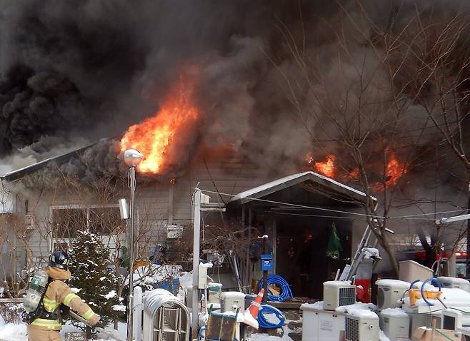 광주 사무실서 화재 발생 (서울=연합뉴스) 8일 오후 2시 33분께 광주 북구 용봉동의 한 사무실에서 불이 나 연기가 피어오르고 있다.       [광주 북부소방서 제공. 재판매 및 DB 금지] photo@yna.co.kr