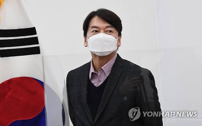 신임 대통령비서실장 기다리는 안철수 대표 (서울=연합뉴스) 하사헌 기자 = 국민의당 안철수 대표가 8일 서울 여의도 국회에서 취임 인사차 방문하는 유영민 신임 대통령 비서실장을 기다리고 있다. 2021.1.8 toadboy@yna.co.kr