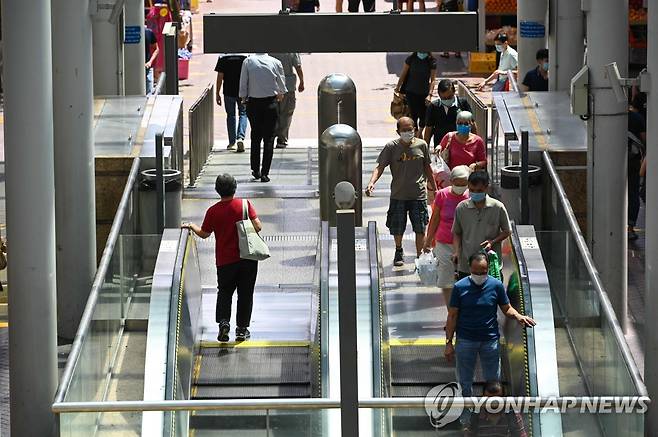 마스크 착용한 싱가포르인들 [AFP=연합뉴스 자료사진]