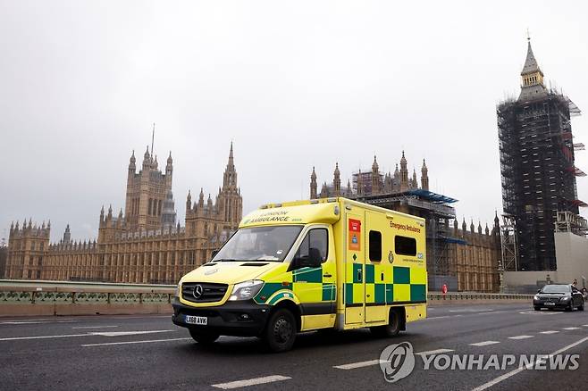 빅벤 앞 웨스트민스터 다리 위를 지나는 런던의 한 구급차 [로이터=연합뉴스]