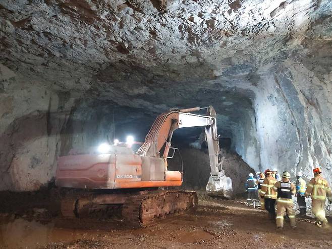 소방당국이 지난달 16일 오후 2시 11분께 강원 삼척시 근덕면 교곡리 석회선 광산 붕괴 현장에서 채굴 공사 작업을 하다 토사에 매몰된 굴삭기 운전자를 구조하기 위해 작업하고 있다. (사진=강원도소방본부 제공)