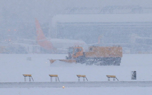 눈 내리는 제주공항 (사진=연합뉴스)