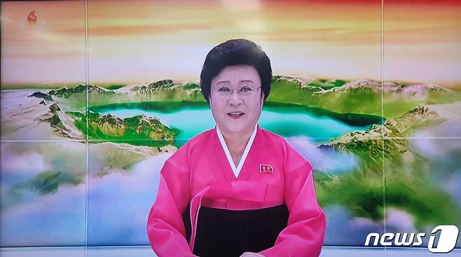리춘희 아나운서가 8일 조선중앙TV에서 노동당 제8차 대회 3일 회의를 보도하고 있다(조선중앙TV)© 뉴스1