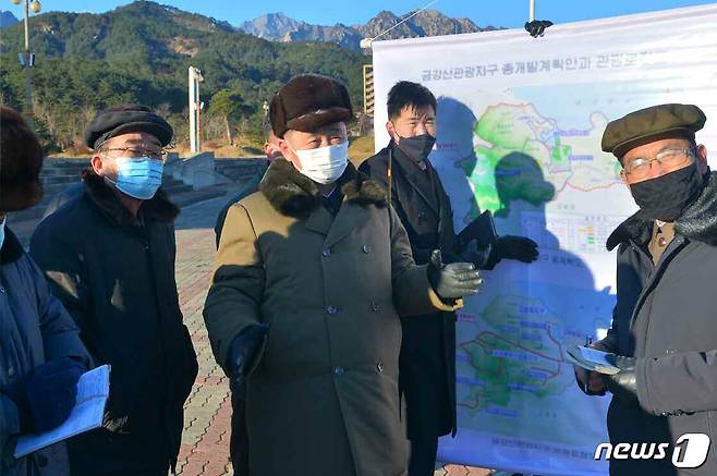 (평양 노동신문=뉴스1) = 김덕훈 북한 내각총리가 금강산 관광지구의 개발사업을 현지에서 점검했다고 노동당 기관지 노동신문은 지난해 12월20일 전했다.  [국내에서만 사용가능. 재배포 금지. DB 금지. For Use Only in the Republic of Korea. Redistribution Prohibited] rodongphoto@news1.kr