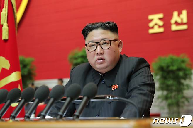 (평양 노동신문=뉴스1) = 북한은 지난 5일 개막한 노동당 제8차 대회 4일 차 일정을 소화했다. 9일 노동당 기관지 노동신문은 지난 5일부터 7일까지 이뤄진 김정은 국무위원장의 당 중앙위원회 제7기 사업총화 보고 내용을 공개했다.[국내에서만 사용가능. 재배포 금지. DB 금지. For Use Only in the Republic of Korea. Redistribution Prohibited] rodongphoto@news1.kr