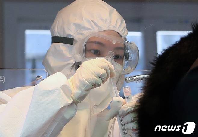 의료진이 코로나19 검체 검사를 하고 있다. /뉴스1 © News1 송원영 기자