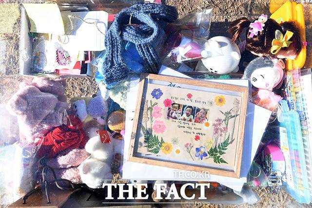 지난 6일 오전 경기도 양평군 하이패밀리 안데르센 공원묘지에 안장된 정인 양의 묘지에 추모객들이 놓고 간 편지와 선물이 놓여있다./남용희 기자