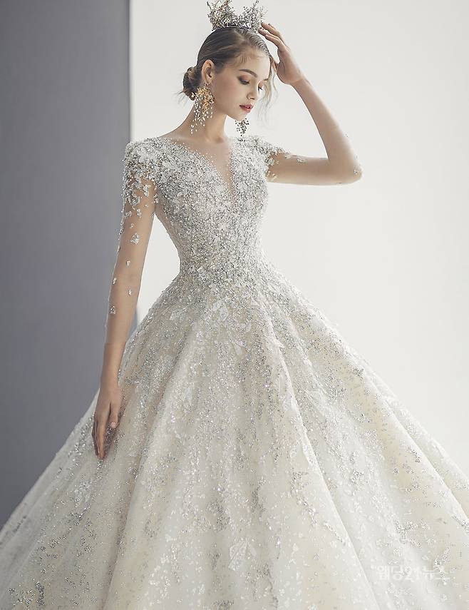 사진 : 웨딩드레스 벨에포크(대구지점(지니케이) ,&nbsp;수원지점(노블레스컨벤션),&nbsp;광주지점(시크릿웨딩),&nbsp;부산지점(그랜드블랑),&nbsp;전주지점(시집가는날)),&nbsp;포토그래퍼 유창환(앤유스튜디오),&nbsp;헤어 설영 메이크업 유진(로쉬),&nbsp;모델 아리나,&nbsp;액세서리 수야,&nbsp;플라워 블랑드로미오