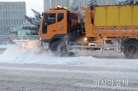 도로 위의 눈을 치우고 있는 제설차량.