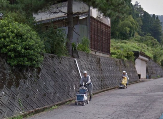 돌아가신 할머니와 할아버지를 구글어스에서 봤다는 누리꾼의 사연 [이미지출처 = 트위터 캡처]