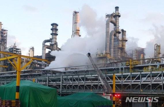 9일 오후 4시19분께 전남 여수국가산업단지 내 GS칼텍스 1공장 배관에서 불이 나 소방당국이 불을 끄고 있다./사진=뉴시스