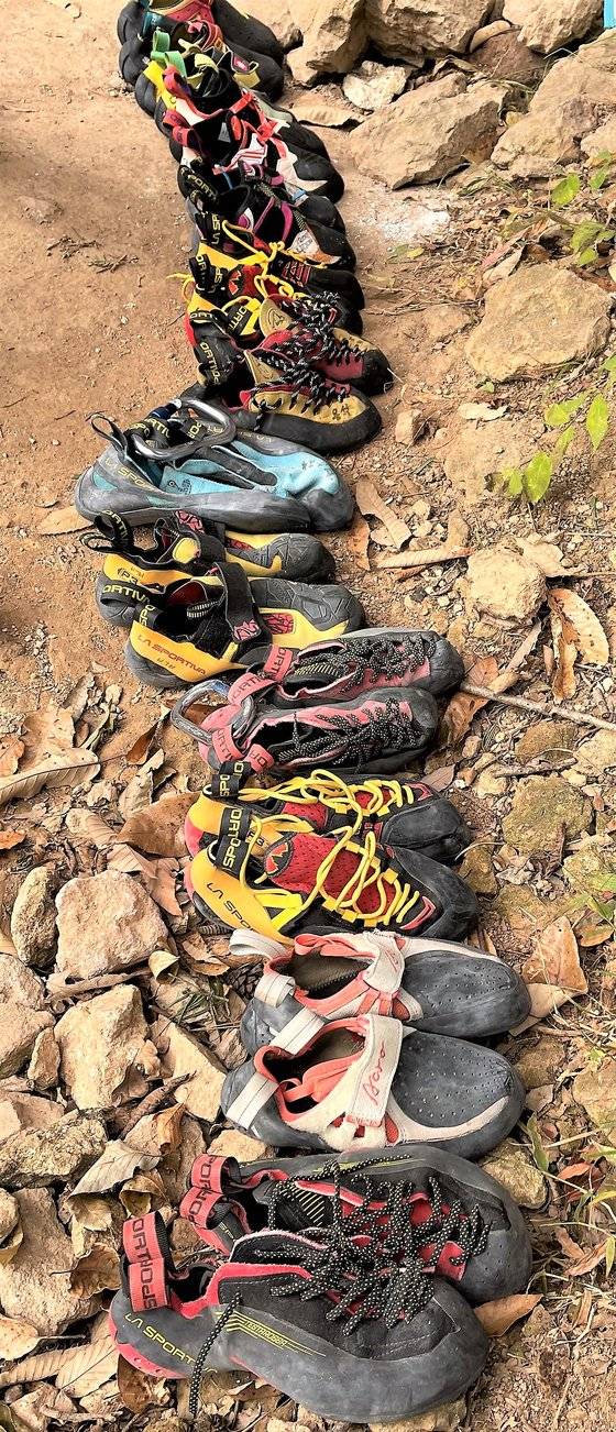 지난해 12월 8일 이후 실내암장이 한 달째 문을 닫자 한겨울에도 자연암벽 등반을 하는 사람이 늘고 있다. 한 암벽 등반지에서 특정 루트에 오르기 위해 암벽화로 대기 순서를 매기고 있는 모습. 김홍준 기자