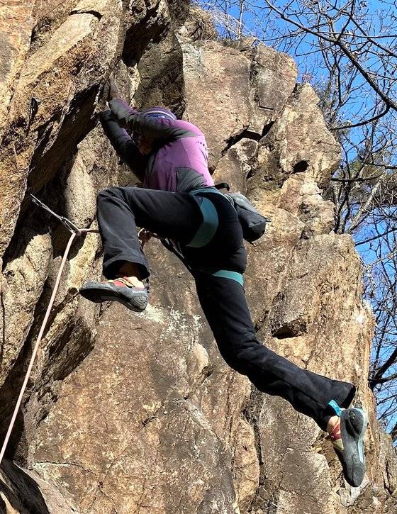 최저 영하 14도, 최고 영하 2도였던 지난 1월 2일 문순자씨가 경기도의 한 자연암장에서 등반을 하고 있다. 그는 ″코로나19로 실내암장에서 운동을 못해, 처음으로 겨울 등반을 하고 있다″고 말했다. 김홍준 기자