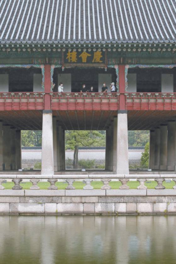 경회루는 기둥으로 지붕을 받치는 기둥식 건축물이다. [뉴스1]