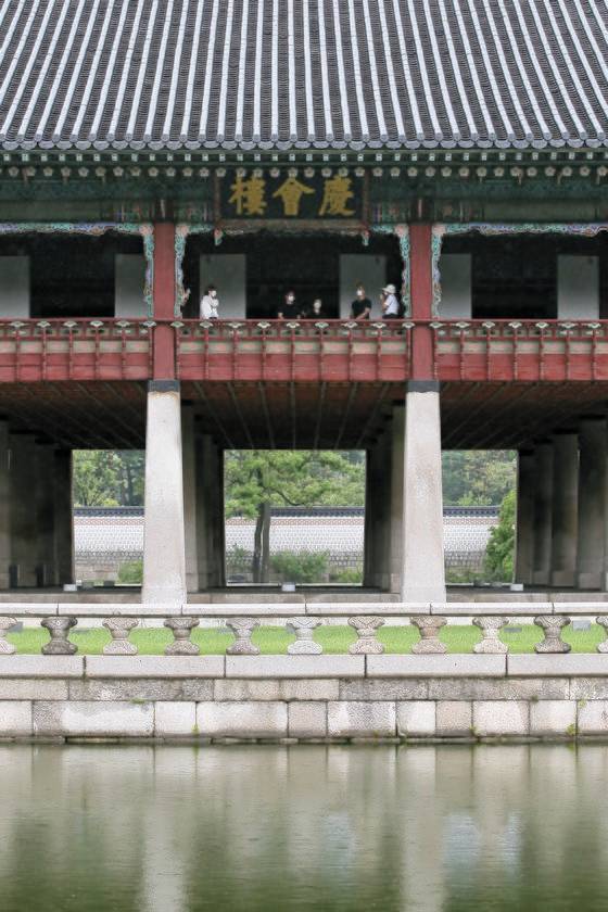 경회루는 기둥으로 지붕을 받치는 기둥식 건축물이다. [뉴스1]