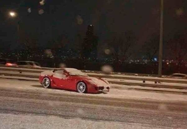 지난 6일 올림픽대로 한가운데 방치된 페라리/출처=인터넷 커뮤니티