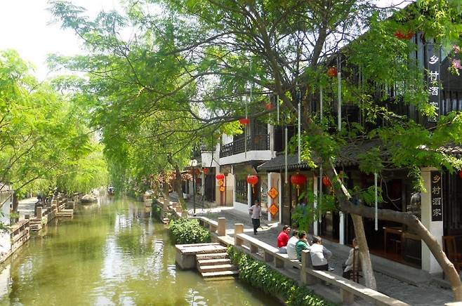 식당과 상점들이 모여 있는 저우장 수로변. /사진=송경은 기자