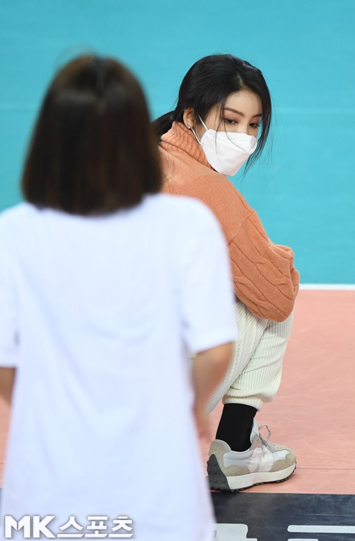 연습 도중 팀원들의 동작을 유심히 지켜보는 김연정 팀장.