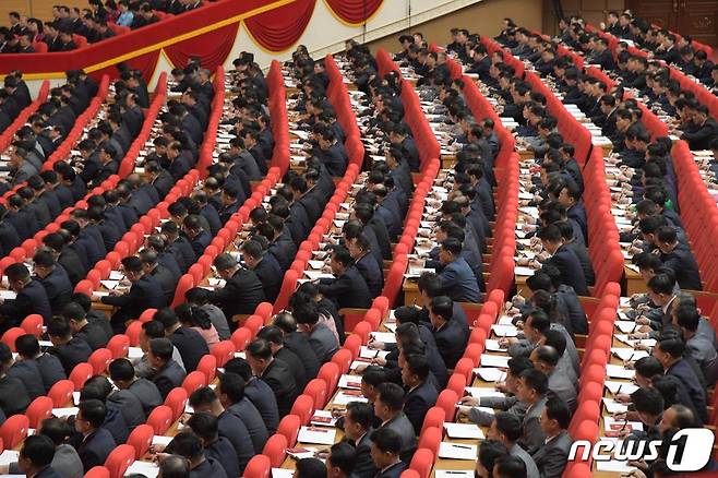 (평양 노동신문=뉴스1) = 김정은 북한 국무위원장이 지난 7일 제8차 노동당 대회 3일 차 회의를 진행했다고 당 기관지 노동신문이 8일 전했다. 신문은 "김정은 동지의 보고를 진지하게 청취하면서 모든 참가자들은 새로운 발전기, 도약기에 들어선 우리 혁명이 제기하고 있는 무겁고도 책임적인 투쟁 과업들을 자기 부문, 자기 단위의 사업과 결부하여 깊이 연구하고 있다"라고 보도했다.   [국내에서만 사용가능. 재배포 금지. DB 금지. For Use Only in the Republic of Korea. Redistribution Prohibited]  rodongphoto@news1.kr