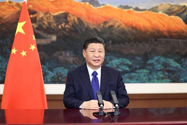 시진핑 중국 국가 주석이 지난 3일 베이징에서 열린 칭화대 경제관리학원 고문위원회 회의에서 화상으로 축사를 하고 있다. [연합]