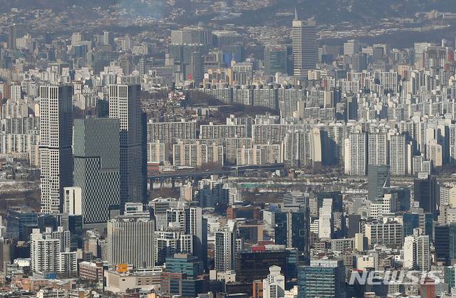 [서울=뉴시스]박미소 기자 = 사진은 7일 오전 서울 송파구 롯데월드타워 서울스카이 전망대에서 바라본 서울 시내의 아파트 단지. 2021.01.07. misocamera@newsis.com