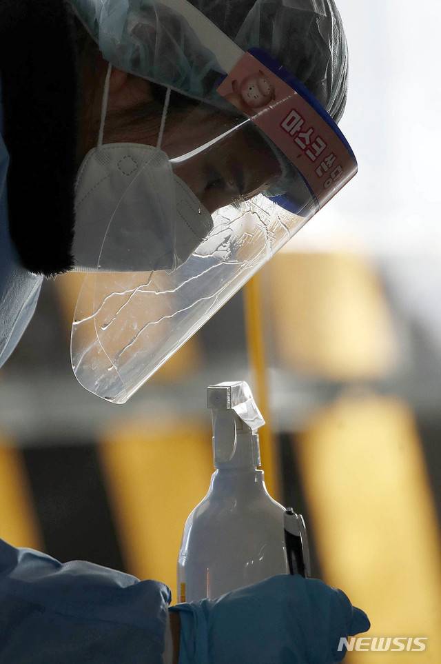 [광주=뉴시스] 변재훈 기자 = 광주·전남 대부분 지역에 한파경보가 내려진 8일 광주 북구 용봉동 선별진료소에서 의료진들의 페이스 쉴드에 성애가 끼여 있다. (사진=광주 북구 제공) 2021.01.08. photo@newsis.com