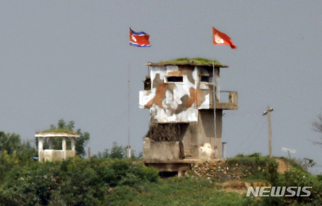 [파주=뉴시스] 고승민 기자 = 한미연합훈련 이튿날인 19일 경기 파주 접경지역에서 바라본 북한군 초소가 조용한 모습을 보이고 있다. 한 북한군이 초소 2층에서 총을 메고 경계근무를 하고 있다. 2020.08.19.kkssmm99@newsis.com